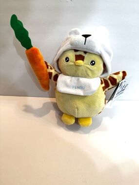 Pudgy Penguins "Lil Carrot" Plush Buddies Giraffe Pinguin with Polar Bear Hat